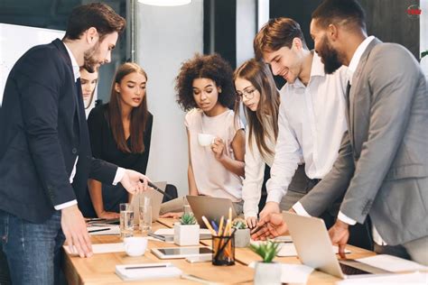 Professionisti al lavoro in un'officina moderna