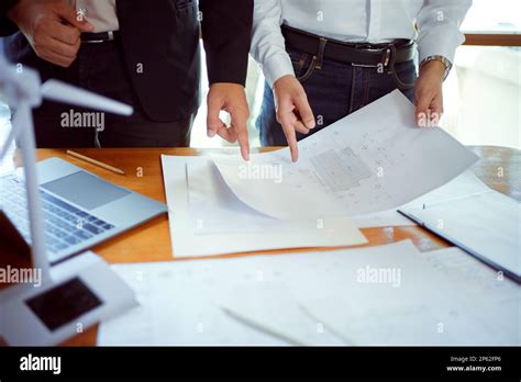 Uomini e donne in uniforme aziendale che discutono un progetto
