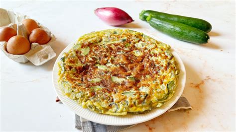 illustrazione di una frittata colorata tagliata a forma di stellina su un piattino colorato per bambini