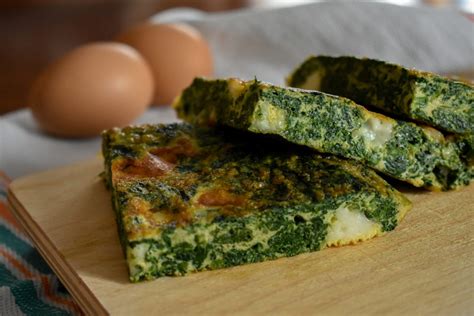 schema grafico degli ingredienti necessari per la frittata agli spinaci: uovo, spinaci, olio EVO e formaggio grattugiato