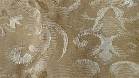 Dettaglio ravvicinato della trama jacquard su lana pregiata