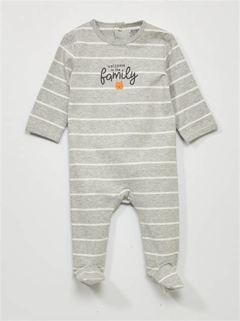 neonato in tutina a righe bianco grigio