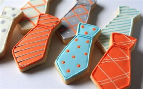 Biscotti a forma di cravatta e decorazioni culinarie per papà