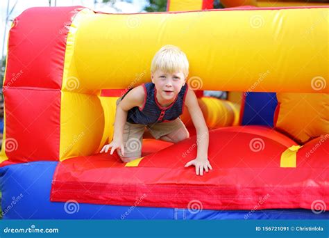Bambino che gioca in un percorso a ostacoli casalingo