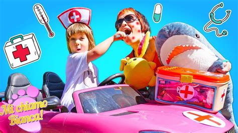 Bambina che gioca a fare la dottoressa con un orsetto