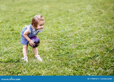Bambino che gioca con una palla in un prato