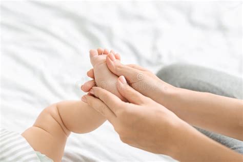 Genitore che massaggia un neonato con un sorriso