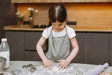 Bambina che esplora il cibo con le mani sul seggiolone