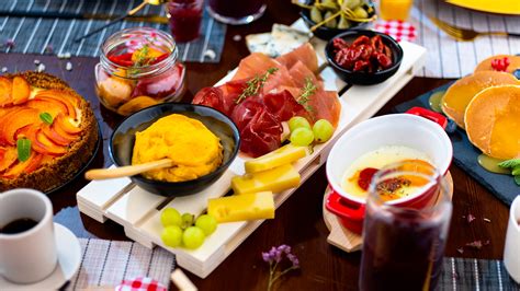 Tavola apparecchiata con cibo colorato e sano per bambini