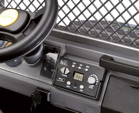 Dettaglio del cruscotto del Peg Perego Gaucho Superpower con radio FM