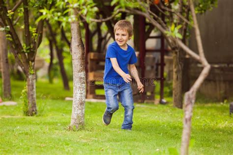 Bambino che corre in un parco