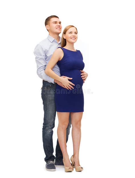 Coppia in attesa di un bambino che guarda verso l'orizzonte