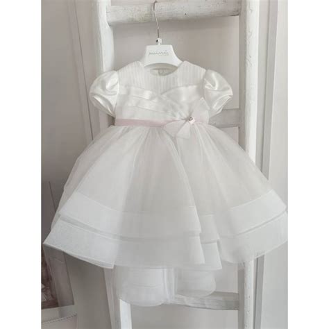 Bambina di 5 mesi con tutina da battesimo elegante