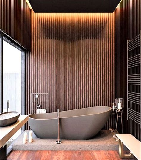 Rituale del bagno tradizionale in una vasca in legno giapponese