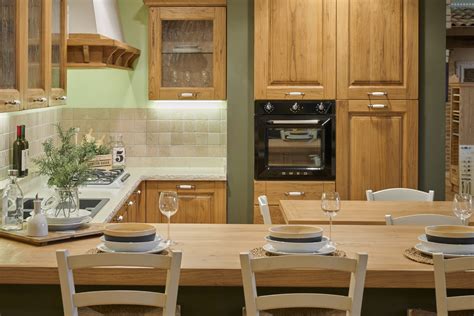 Dettaglio decorazioni e finiture artigianali dei mobili per l'infanzia