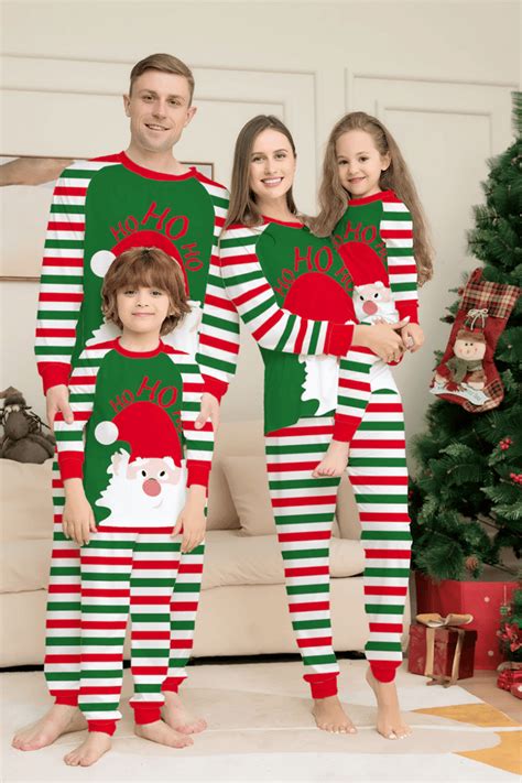 Famiglia con outfit natalizi coordinati