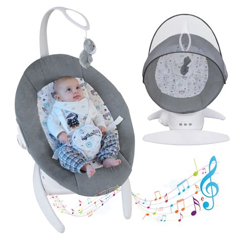 Neonato rilassato in una sdraietta con musica