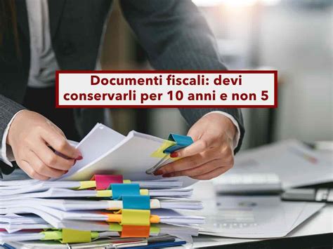 illustrazione di una famiglia che analizza documenti fiscali