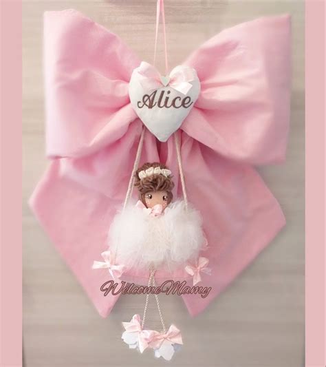 Immagine simbolica del fiocco rosa per l'arrivo della bambina