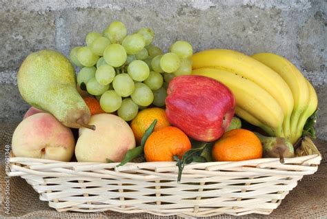 Cesto di frutta fresca e verdure miste