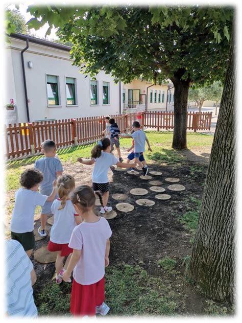 bambini che giocano in un giardino scolastico moderno e sicuro