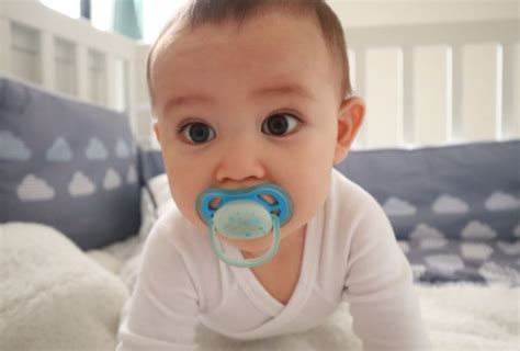 Bambino con ciuccio in silicone