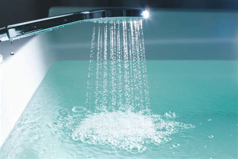 bambino che gioca in una vasca da bagno piena di acqua colorata