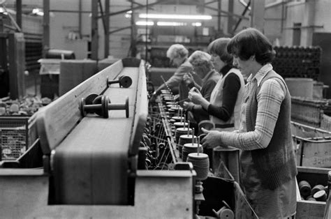 Donne al lavoro con bambini
