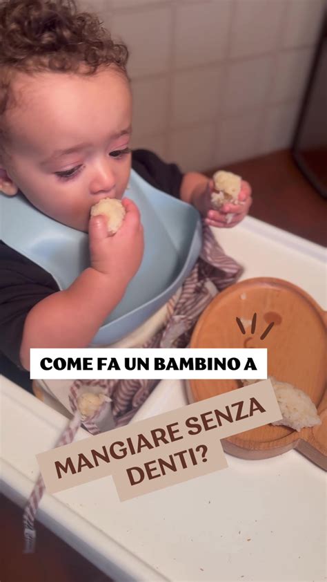 Bambino che assaggia nuovi cibi con le mani durante l'autosvezzamento