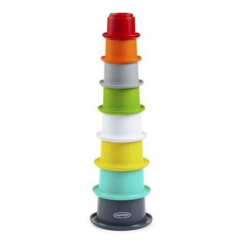 bambino che gioca con un set di tazze impilabili colorate in una vasca da bagno