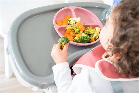 Bambino intento a masticare con attenzione