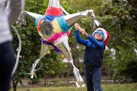 Bambino che rompe una piñata
