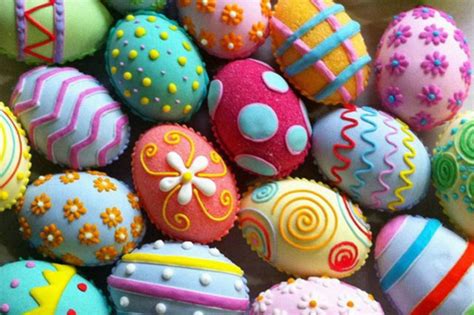 Uova di Pasqua colorate e decorate