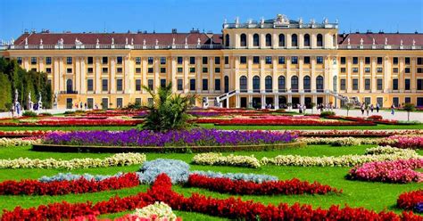 Castello di Schönbrunn con i suoi giardini