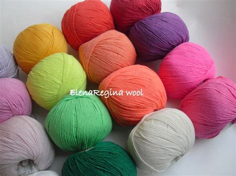 Fili di lana colorati per uncinetto