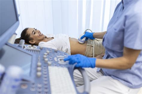Ostetrica che assiste una donna in gravidanza