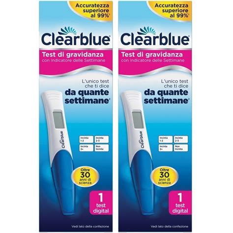 Donna che osserva con attenzione un test di gravidanza digitale Clearblue