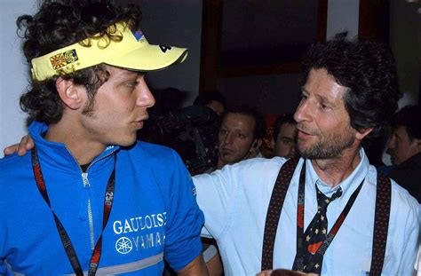 Padre che supporta la compagna durante il parto