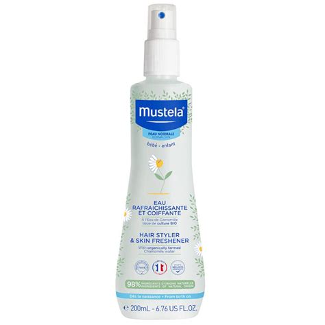 flacone di acqua rinfrescante mustela su una superficie sicura per l'infanzia