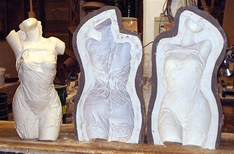 Un calco in gesso 3D decorato artisticamente che riproduce la forma della pancia