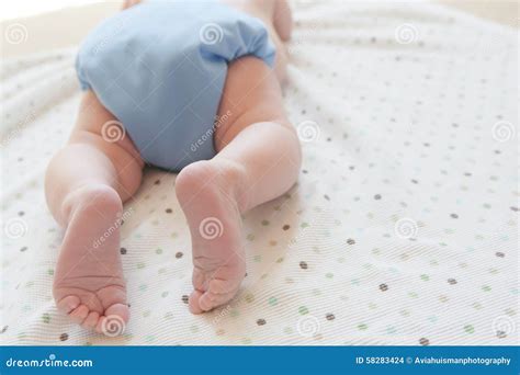 Bambino che indossa un pannolino Lupilu con spazio per cordone ombelicale