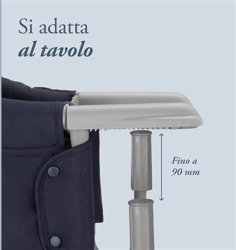 Sediolina da tavolo Inglesina Fast colore Marina montata su un tavolo in legno