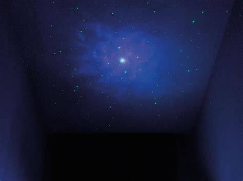 Culla con proiettore di stelle sul soffitto