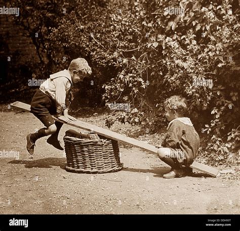 Bambini che giocano su un'altalena da giardino