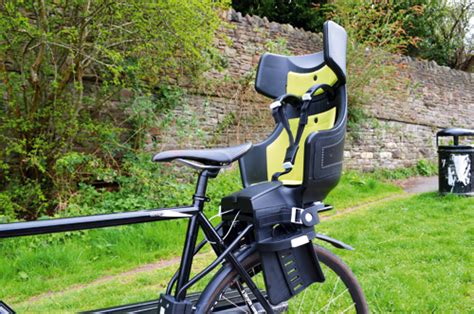 seggiolino posteriore installato su mountain bike