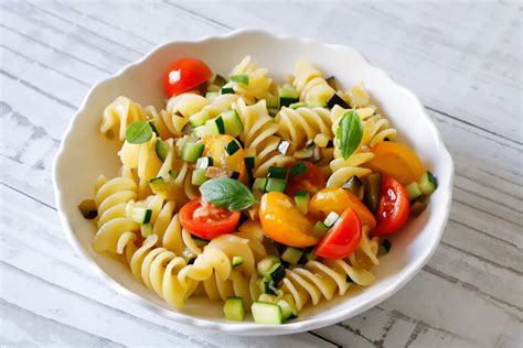Piatto di pasta colorato con verdure per bambini