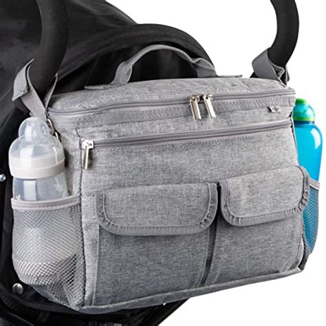 genitore che organizza una borsa per passeggino moderna
