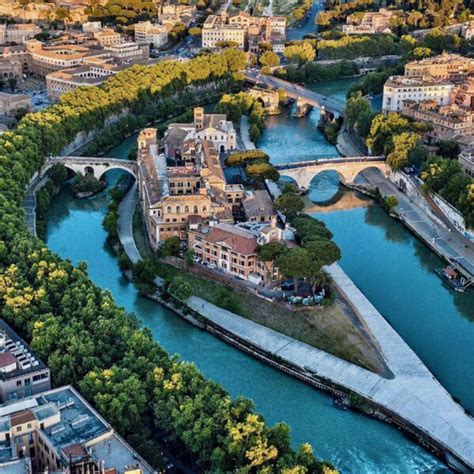Isola Tiberina vista dal Tevere