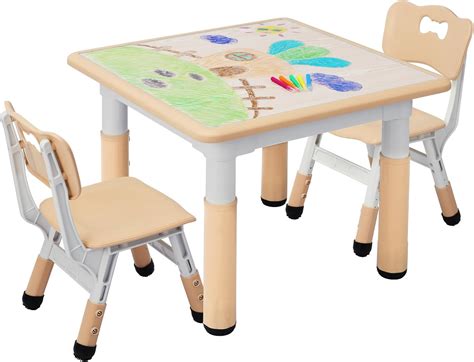 Tavolo e sedie per bambini in un asilo