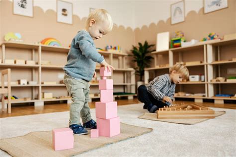 Educatrice con bambini in un ambiente Montessori
